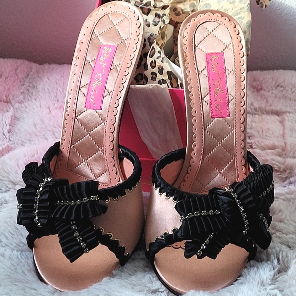 Rare Betsy Johnson brand new vintage style heels